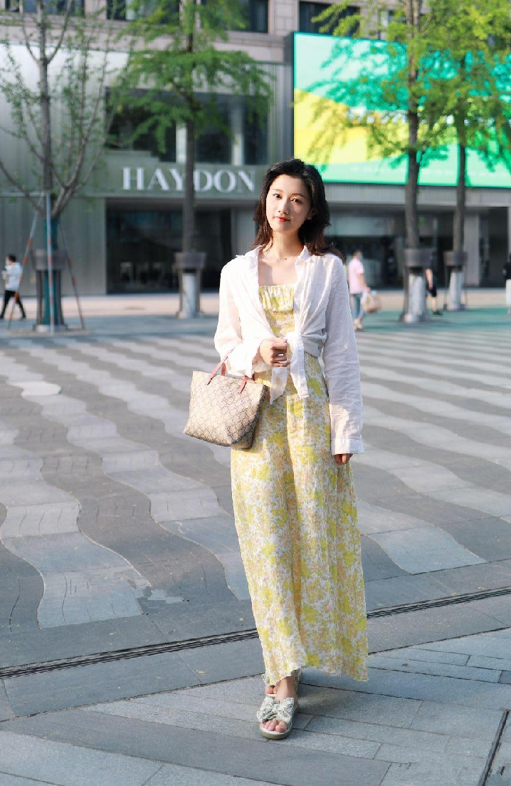 杭州美女连穿裙子都这么温柔,清爽的搭配好复古,韵味很独特