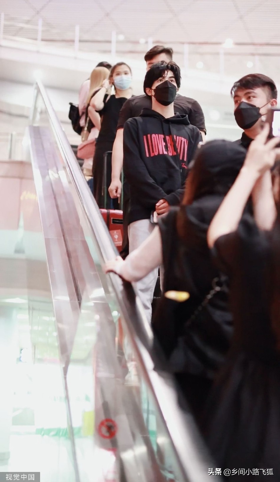 INTO1成员尹浩宇现身机场 穿黑色卫衣低调帅气获粉丝接机