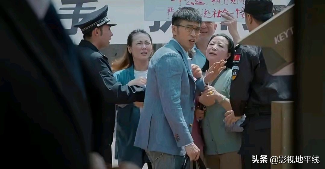 首播两集不过瘾，强强联手的《庭外》，有点《白夜追凶》的感觉了