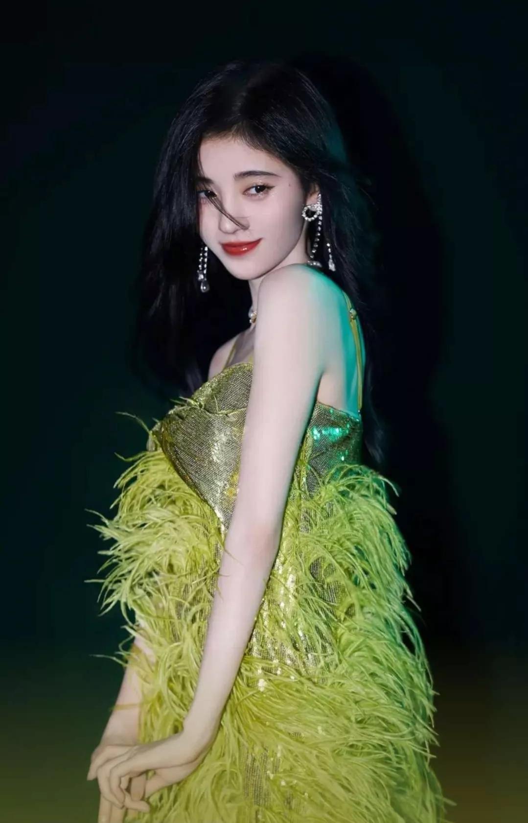 手机桌面，明星许龄月、鞠婧祎、李一桐和孙晓伦