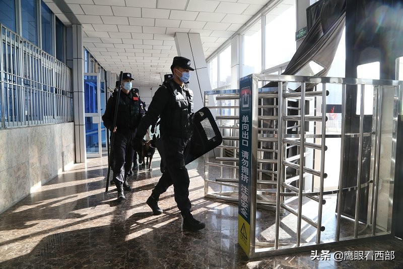 「摄影报道」甘肃平凉：特巡警车站巡逻护航春运