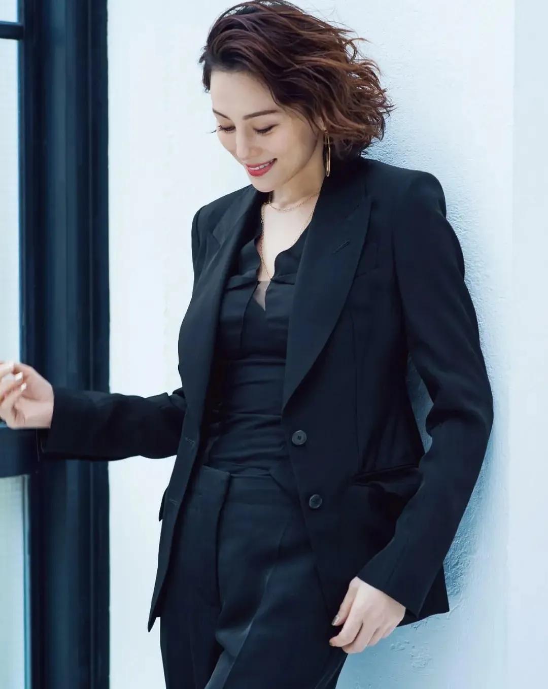 米仓凉子近50岁的状态绝了,出道三十年颜值依旧,美得不像话