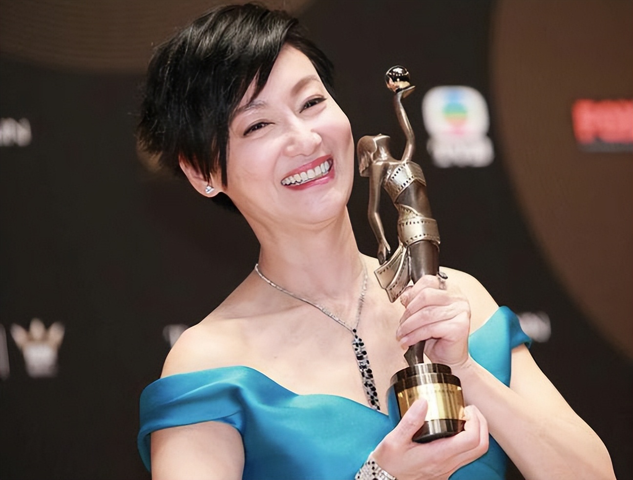 影帝影后多敬业？有人生吞12枚鸡蛋、鼻子被打歪，有人为戏锯门牙