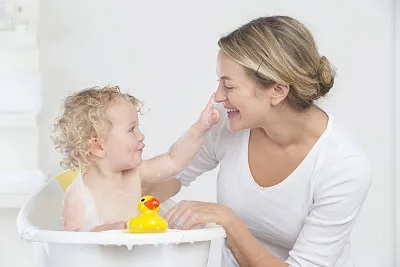 婴儿洗澡水温度一般多少度（宝宝冬季洗澡）