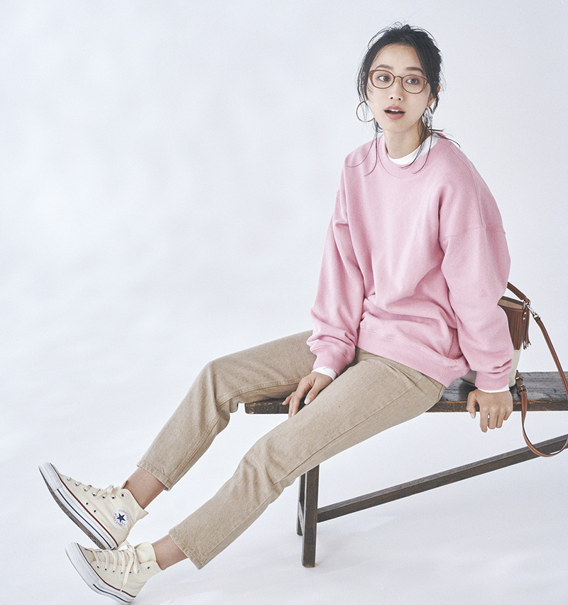 卫衣如何避免路人感？11组搭配示范告诉你：款式简约，搭配要大方