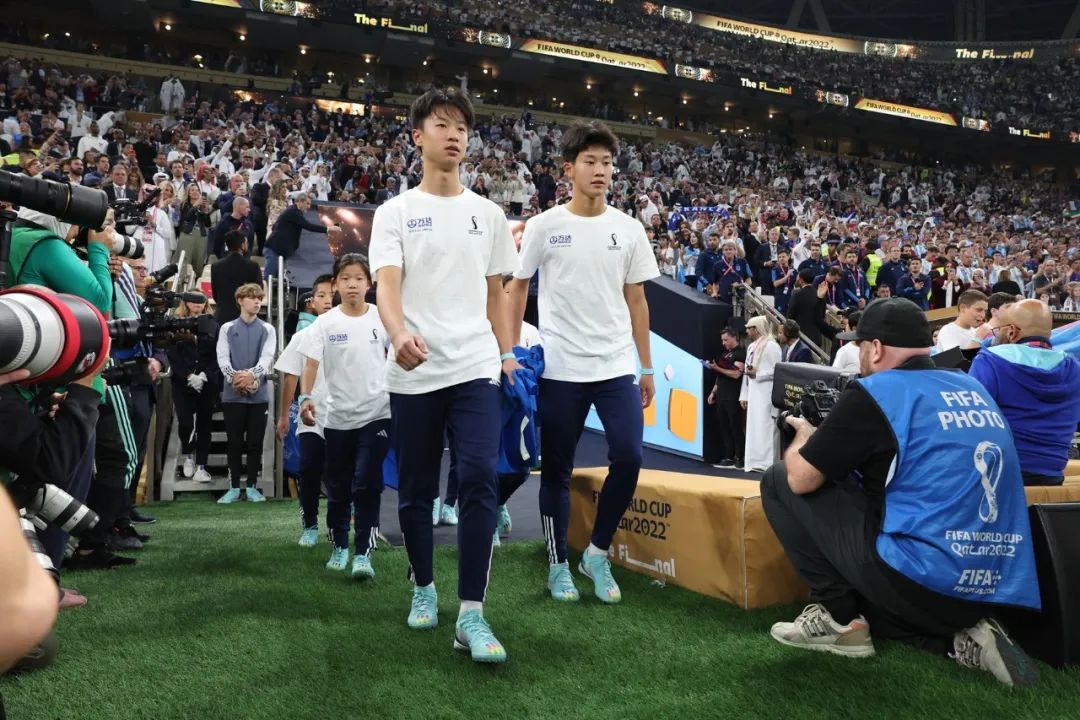 昨晚，6名中国少年与梅西姆巴佩一起登场世界杯决赛！
