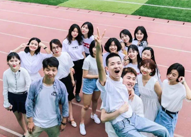 湖南一高校突然取消考试，提前放假，大学生开心得放烟花庆祝