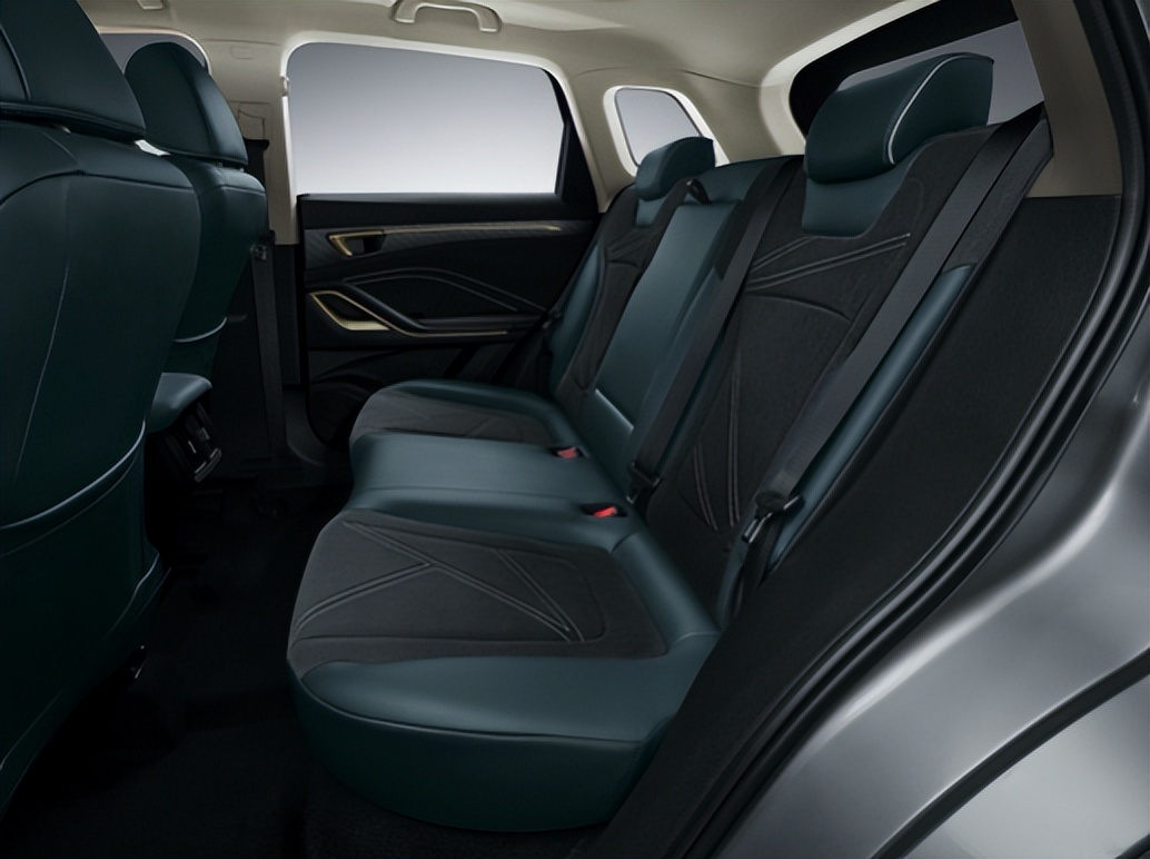 朱亚文力荐 闪耀阿拉宁波 一汽奔腾2022款B70及T55东区上市