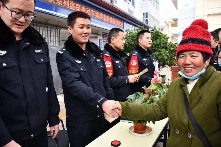 陆良县公安局举行涉案财物发还仪式