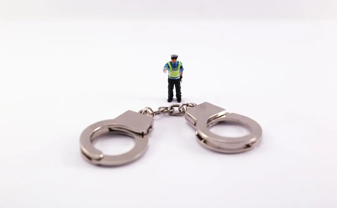 一妻子趁娃上课出轨开房，丈夫捉奸：两人赤身，她穿情趣内衣