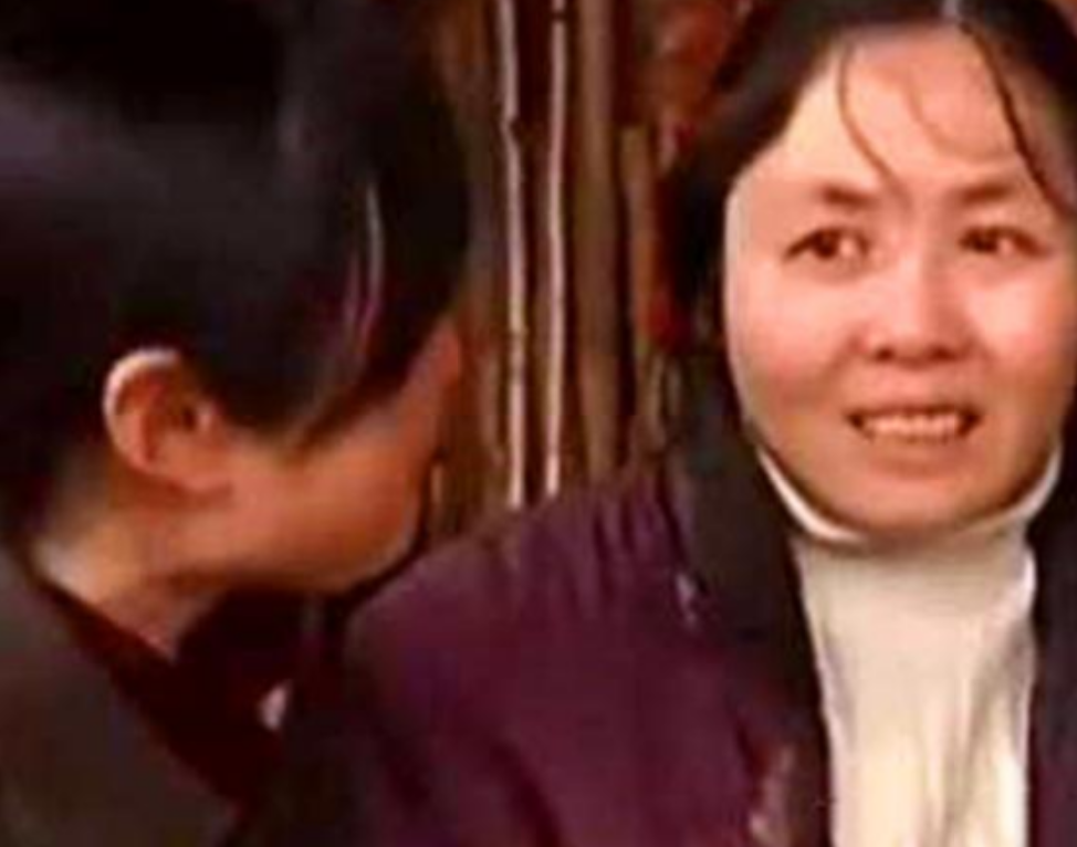 1995年，55岁老汉花120元买四川女大学生，两人跟牲口同住17年