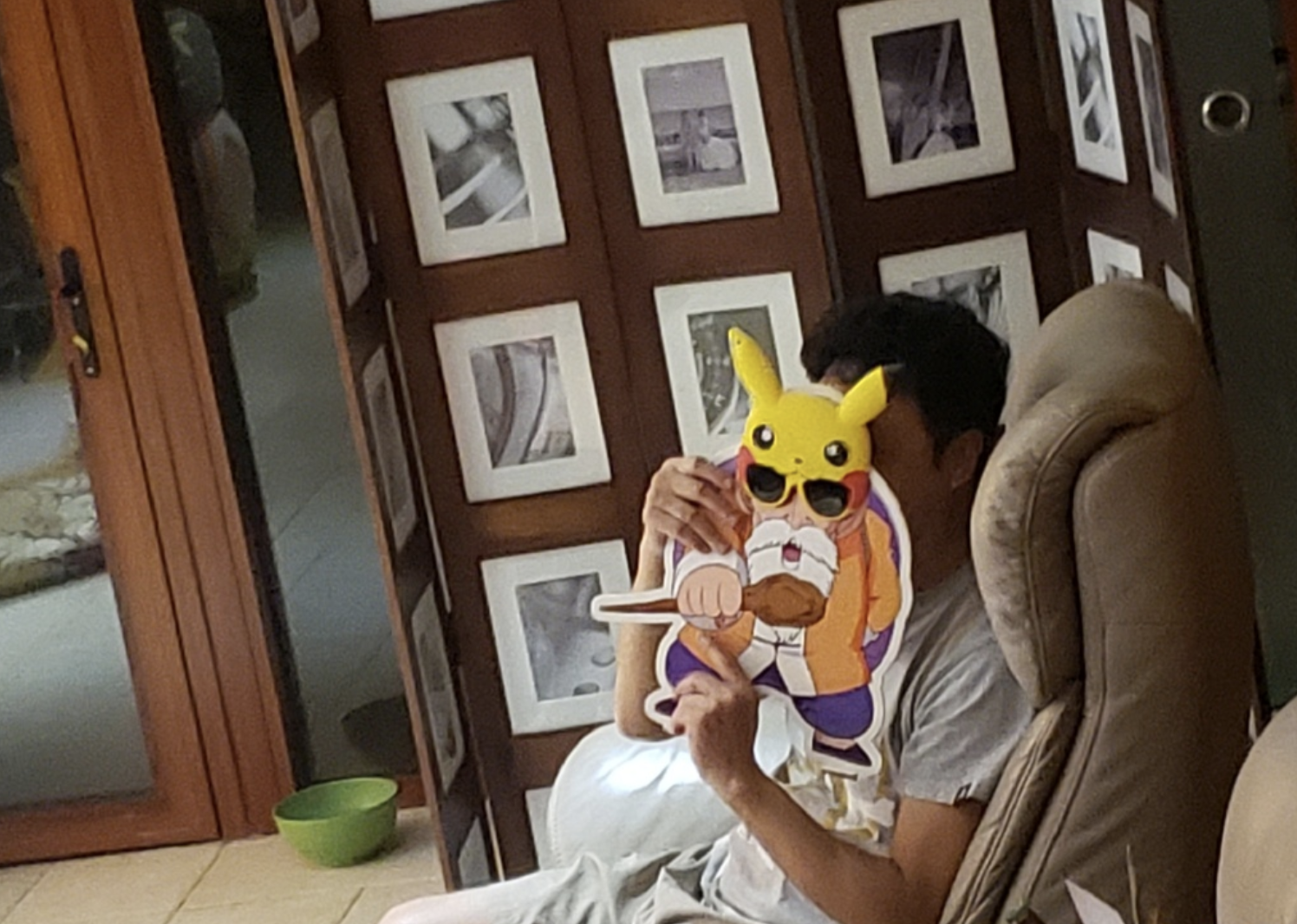 60岁吴镇宇庆祝21周年结婚纪念日，费曼晒全家福，妈妈罕见出镜