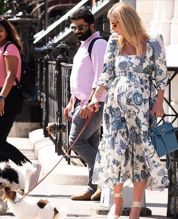 希尔顿千金三胎孕肚太耀眼！穿碎花蛋糕裙出街好美，快到预产期了