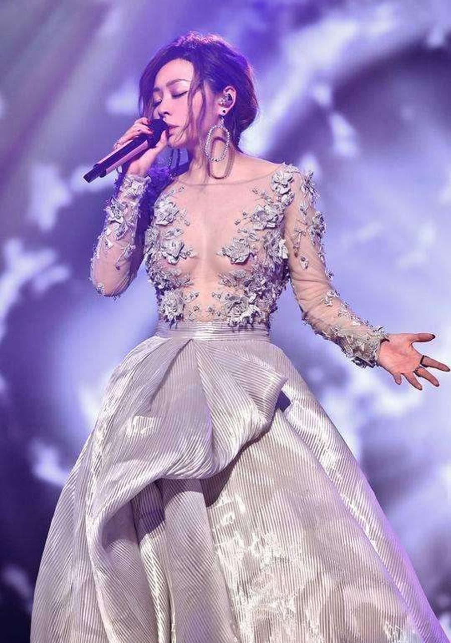 张靓颖:被渣男骗财骗色15年,为爱打"乳环",分手后倒赔6个亿