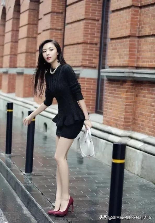 街拍：镂空连衣裙+细高跟鞋，飘逸灵动范儿