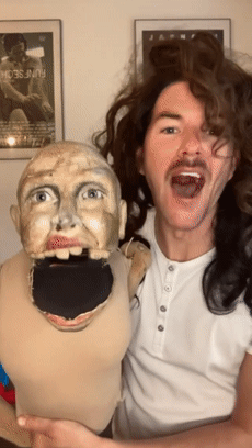 恐怖木偶的逼真动作让人又怕又爽,一张嘴隔壁小孩都吓哭了