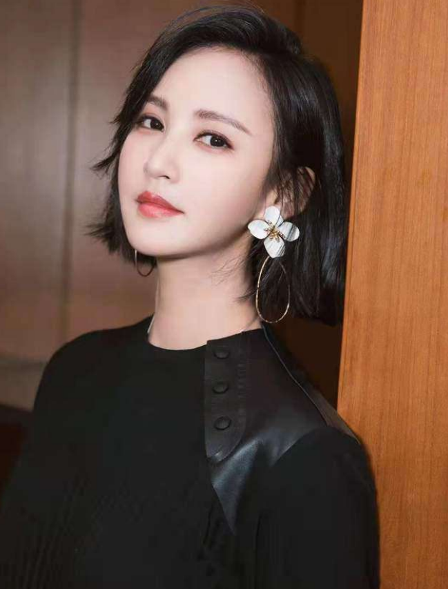 而当时的张歆艺年少不知情苦,两人冲破16岁的年龄差距谈起了恋爱