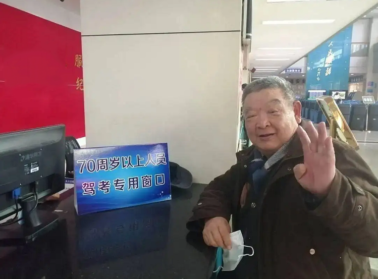 60~80岁老年人可以考哪些驾照？能驾驶哪些电动车？一次性说清楚