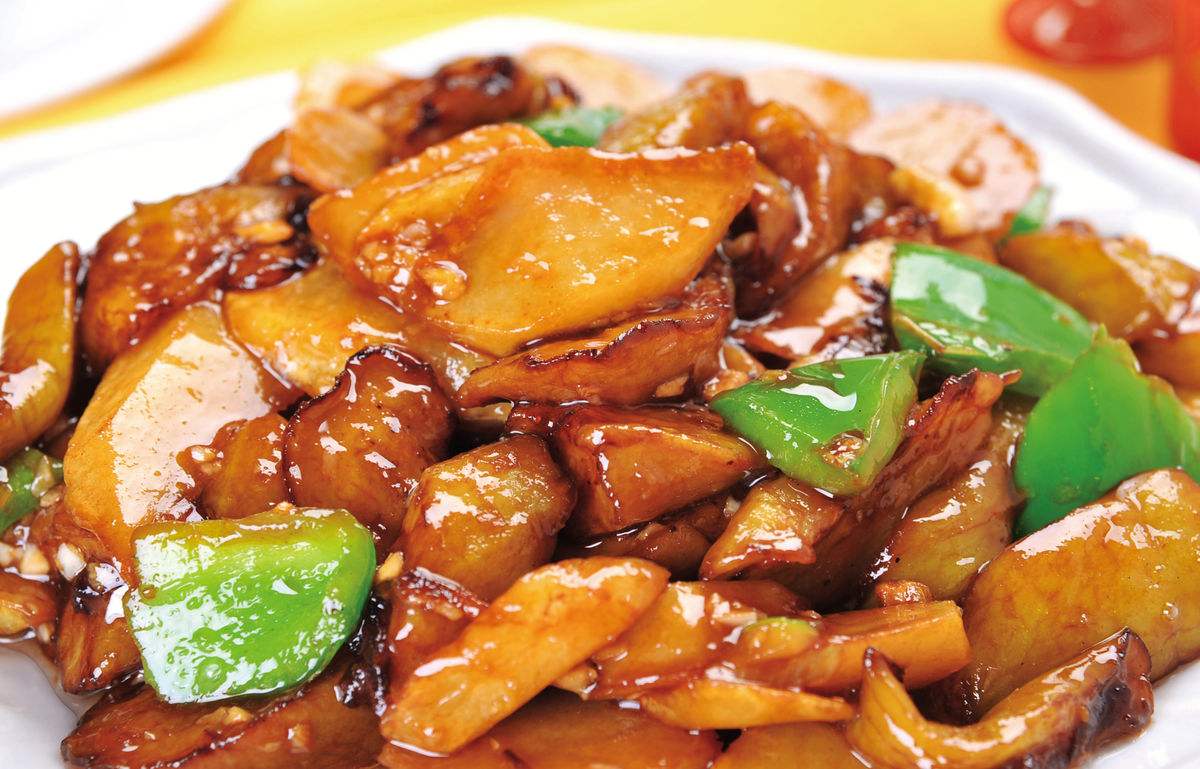 经过油炸,茄子在炸的过程中,还会不断的吸收油脂,热量堪比一碗红烧肉