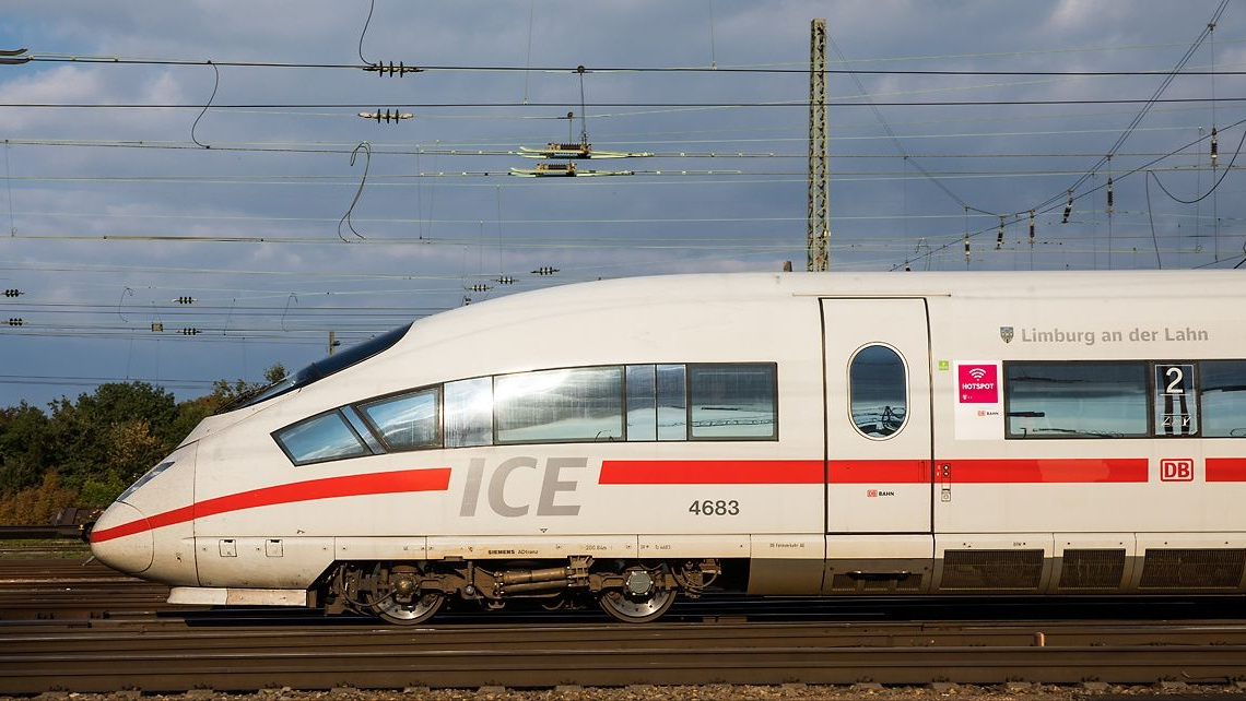 截至到2021年12月30日,中国高铁的运营里程突破4万公里,位列世界第一