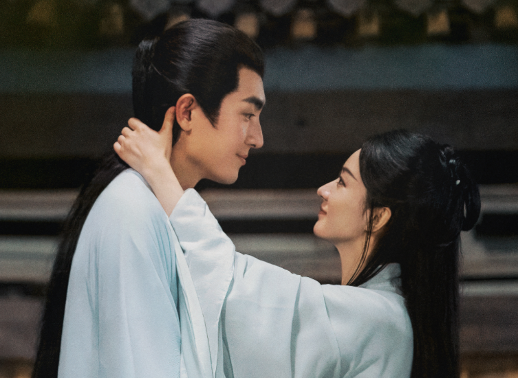 相比之前的《有匪》搭档新晋流量王一博来说,林更新跟赵丽颖拍《与凤