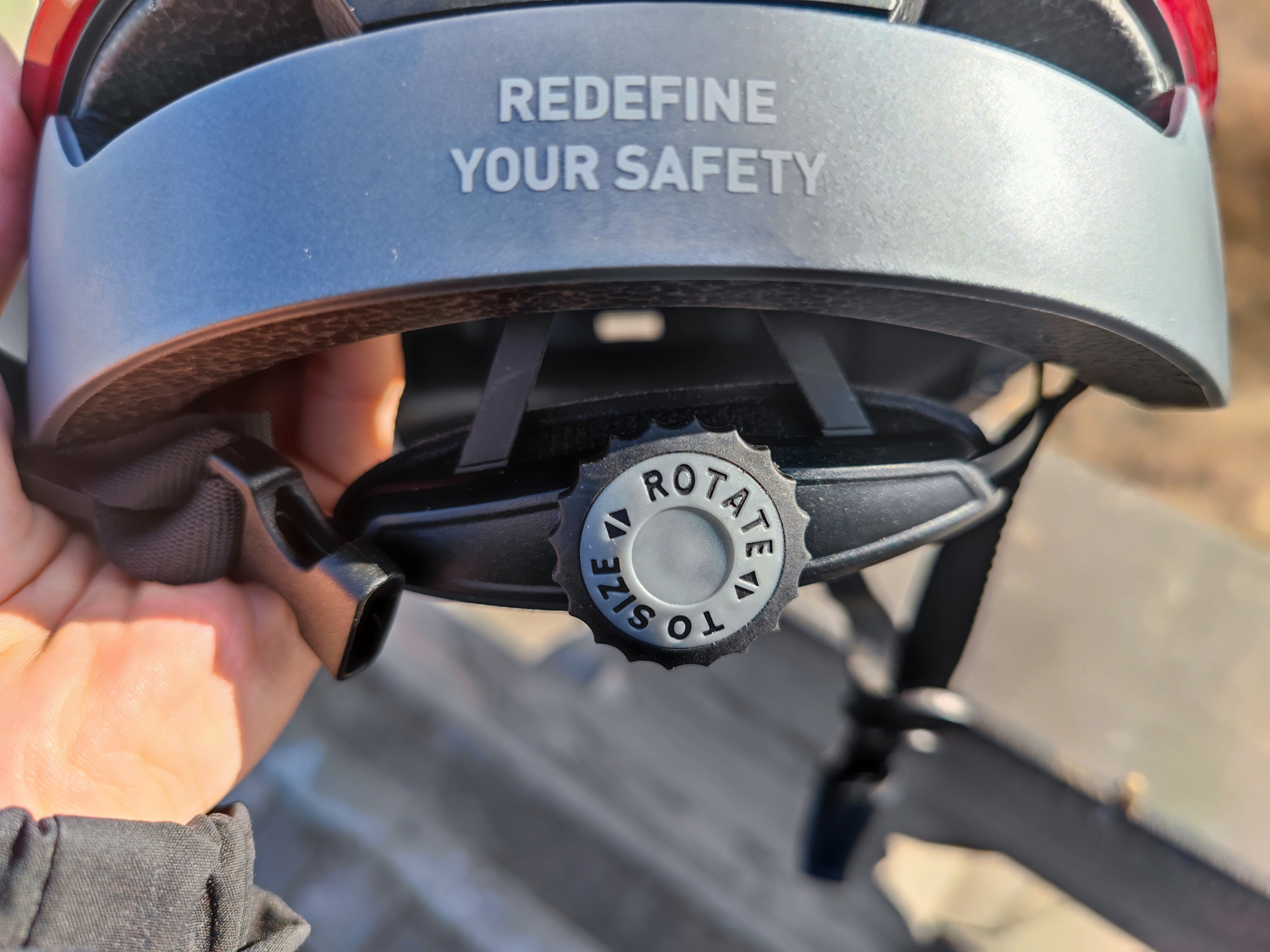 Helmetphone智能头盔：摔倒报警、SOS自动求救