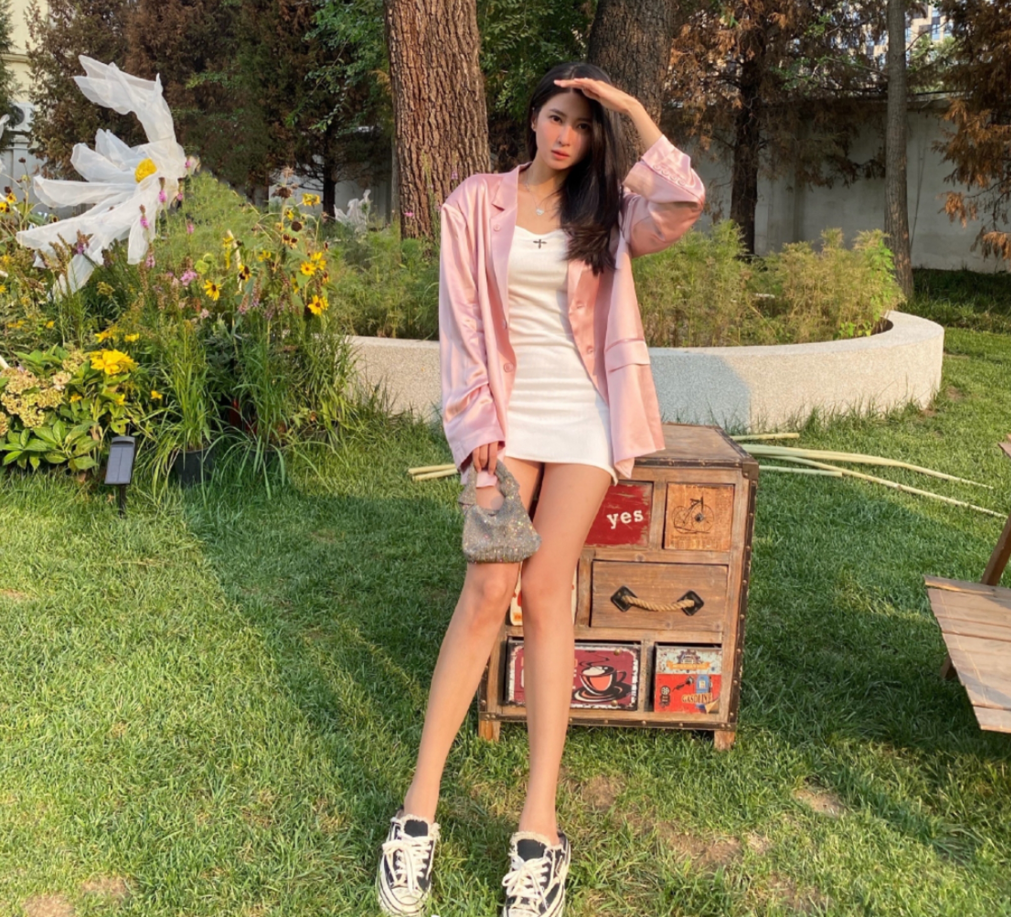 刘晓宇超模前女友寒冬穿短裙!超高颜值惹关注,定居北京小有成功