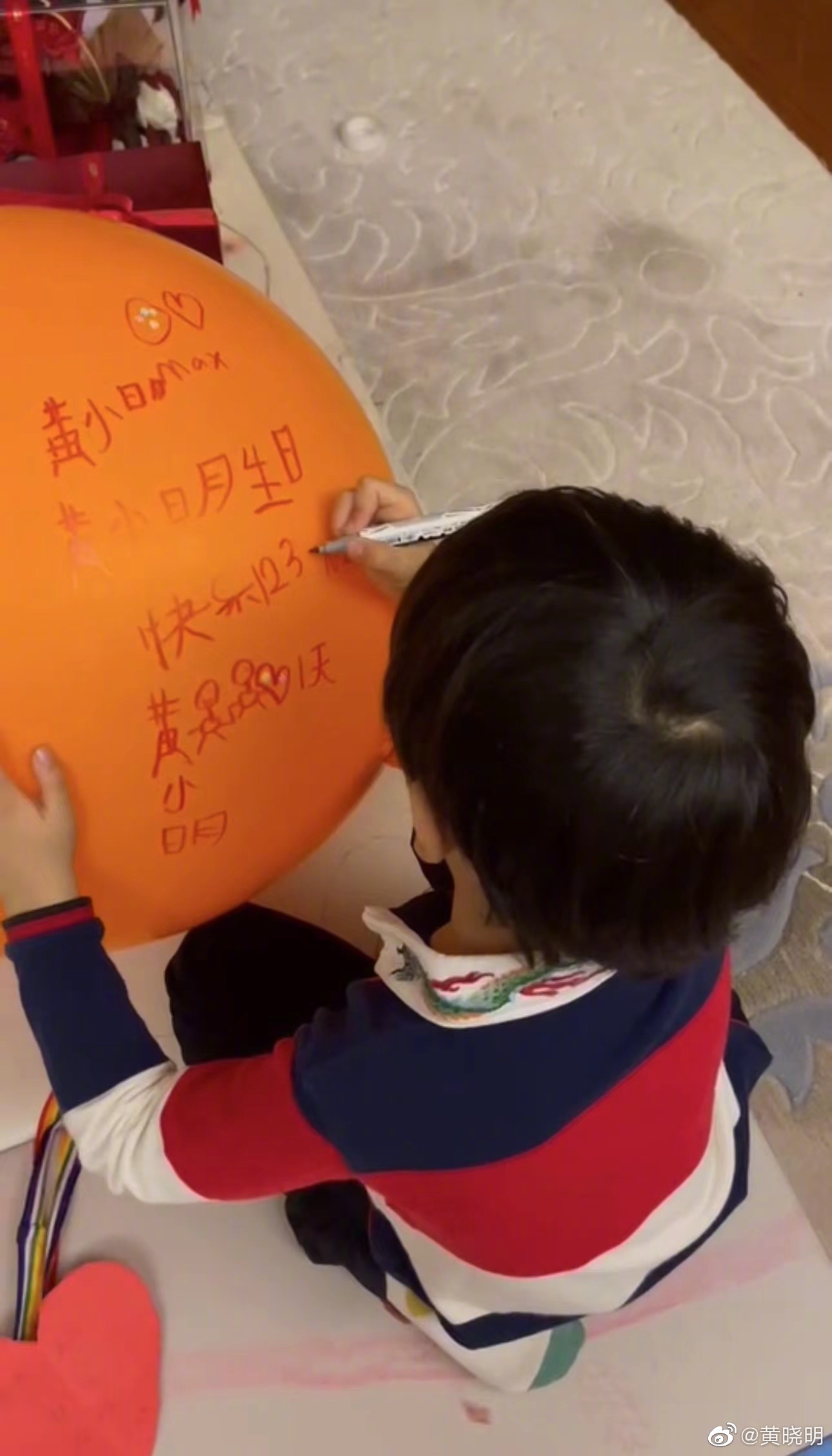 黄晓明45岁生日5岁小海绵画一家三口写字送祝福,场面温馨好唏嘘