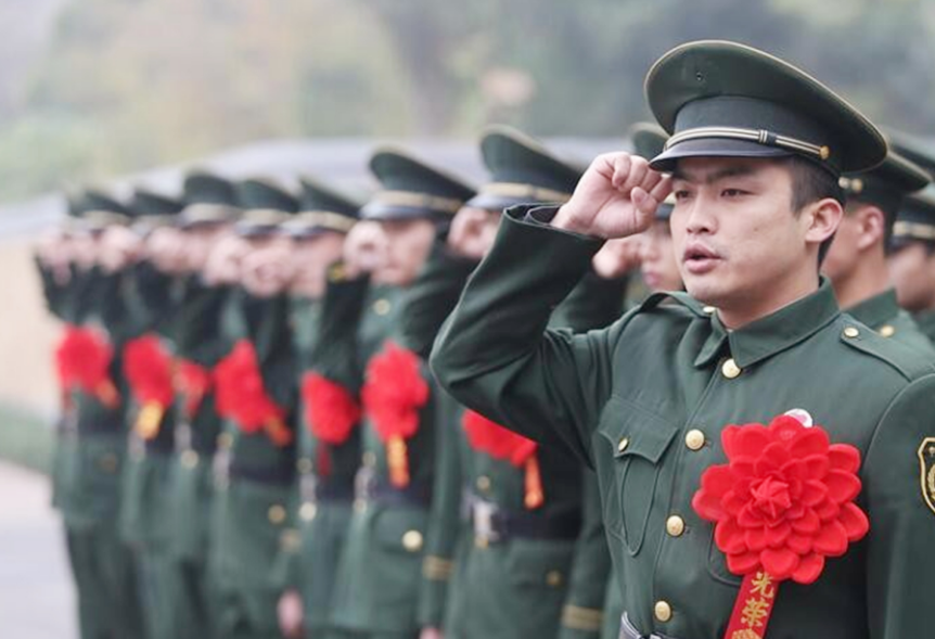 大学生服兵役两年后，退役能拿到多少“报酬”？专科生都让人羡慕