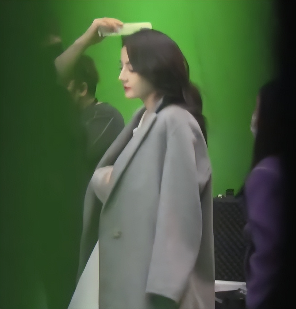 迪丽热巴路透释出,身穿粉色抹胸裙小露香肩,脖间昂贵珠宝吸睛