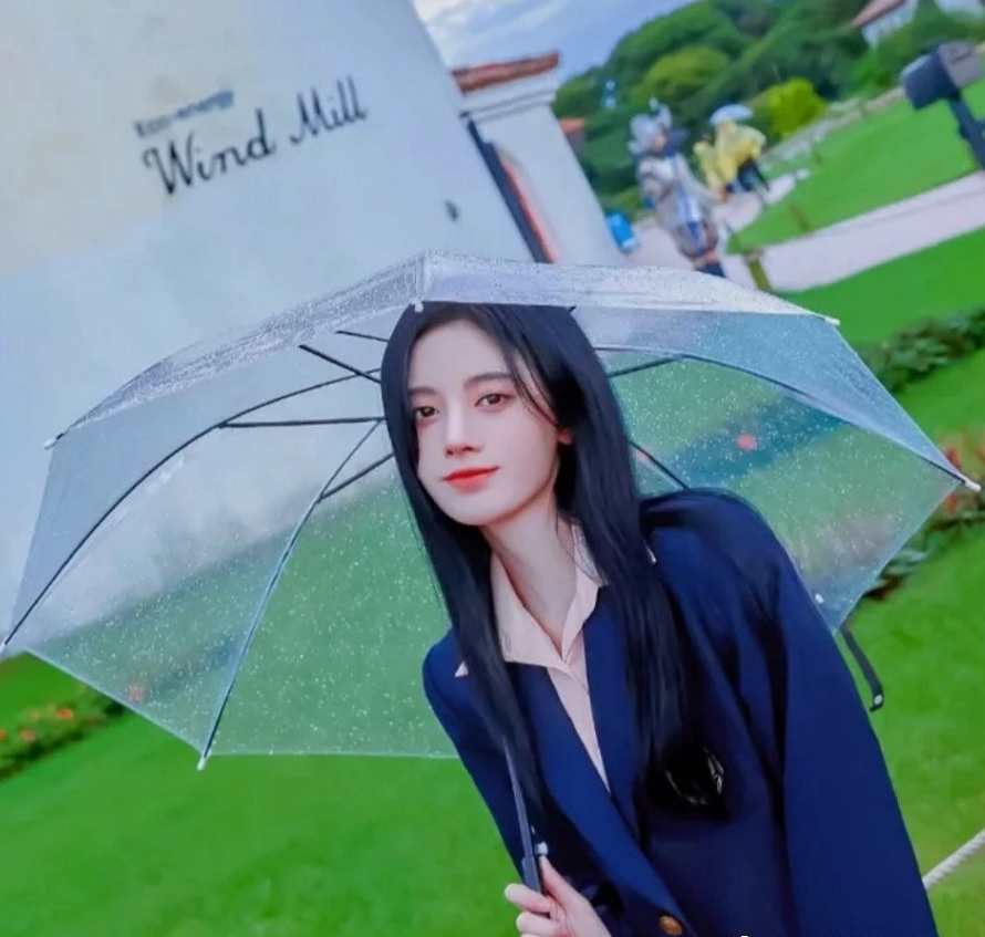 鞠婧祎私下表情还挺丰富的,半永久妆容很精致,穿得更学生