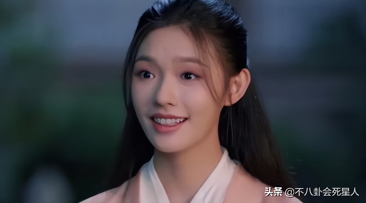 娱乐圈“一眼美人”太多了，全靠妆容造型加持，样貌缺点很明显