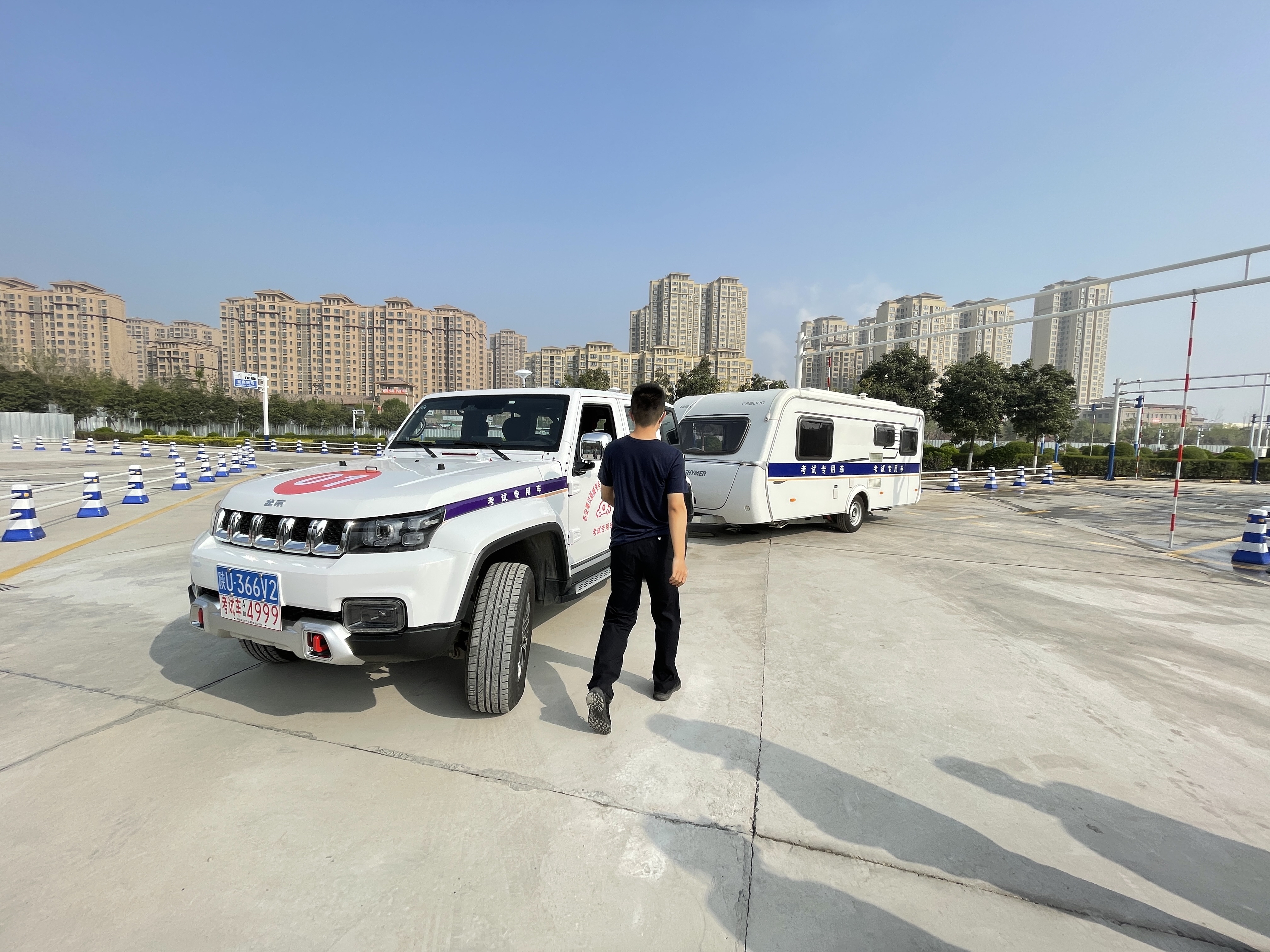 新规实施首日 记者探访C6驾照考场 考场和车辆已就位 即日起可预约学习