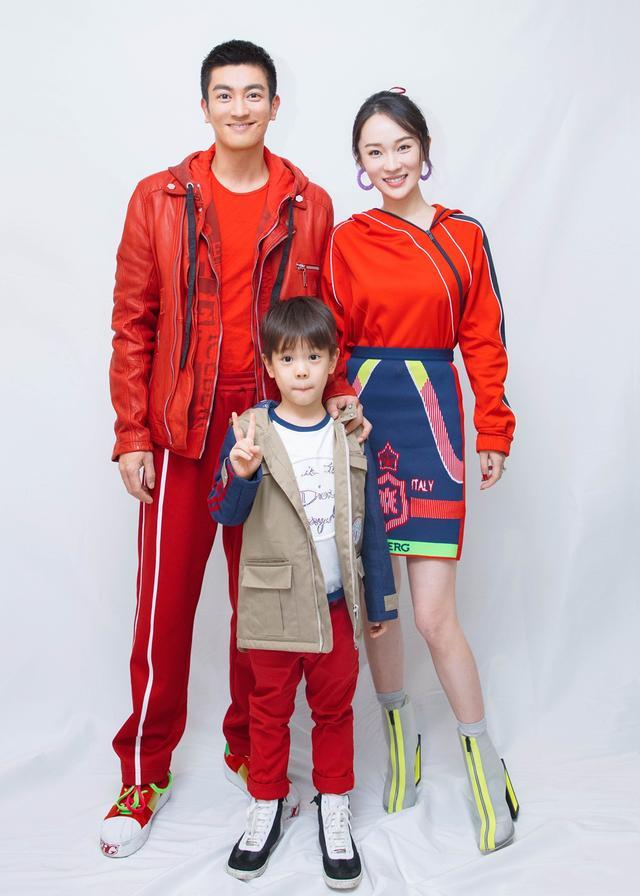 (杜江全家福)在节目现场,杜江给妻子擦皮鞋,做家务,他生活节俭,一张湿