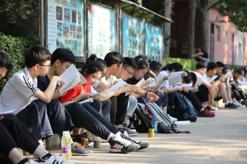 各省“高考人数”出炉，总数预计突破1100万，可谓几家欢喜几家愁