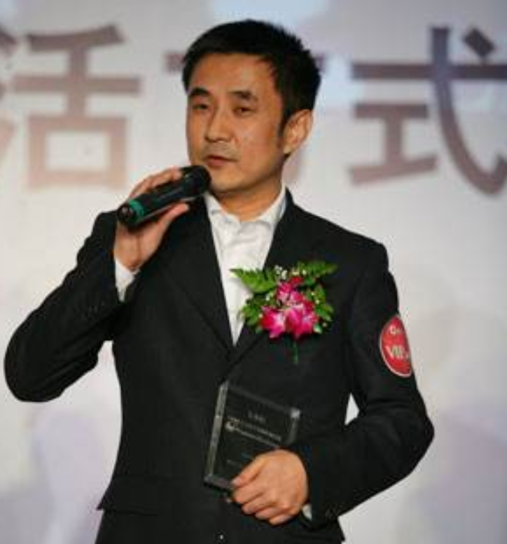 富豪负债800亿逃去国外，带走女明星和61个亿，父亲葬礼也不回来
