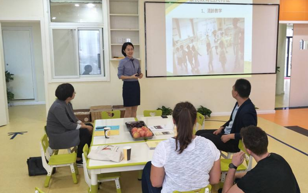 90后女幼师抱怨“挣得少”，晒出工资条后，家长眼红：别不知足