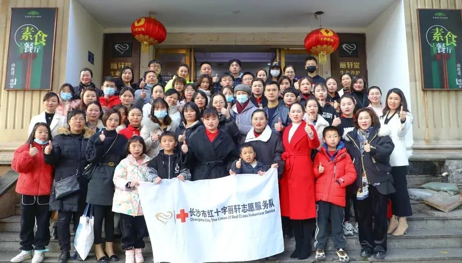 丽轩集团开展关爱脑瘫患儿公益行活动