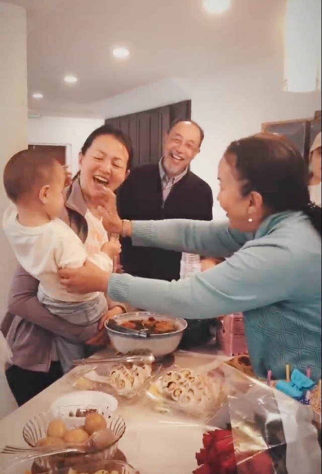 吕丽萍在海外高调晒近况，看烟花庆祝美国生日，祝福言论引争议