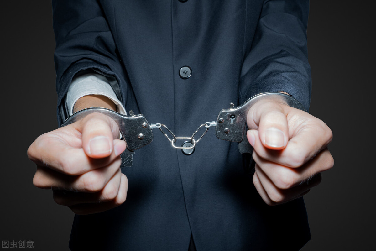 妻子婚内强行与丈夫发生关系，是否属于违法行为？构成强奸罪吗？