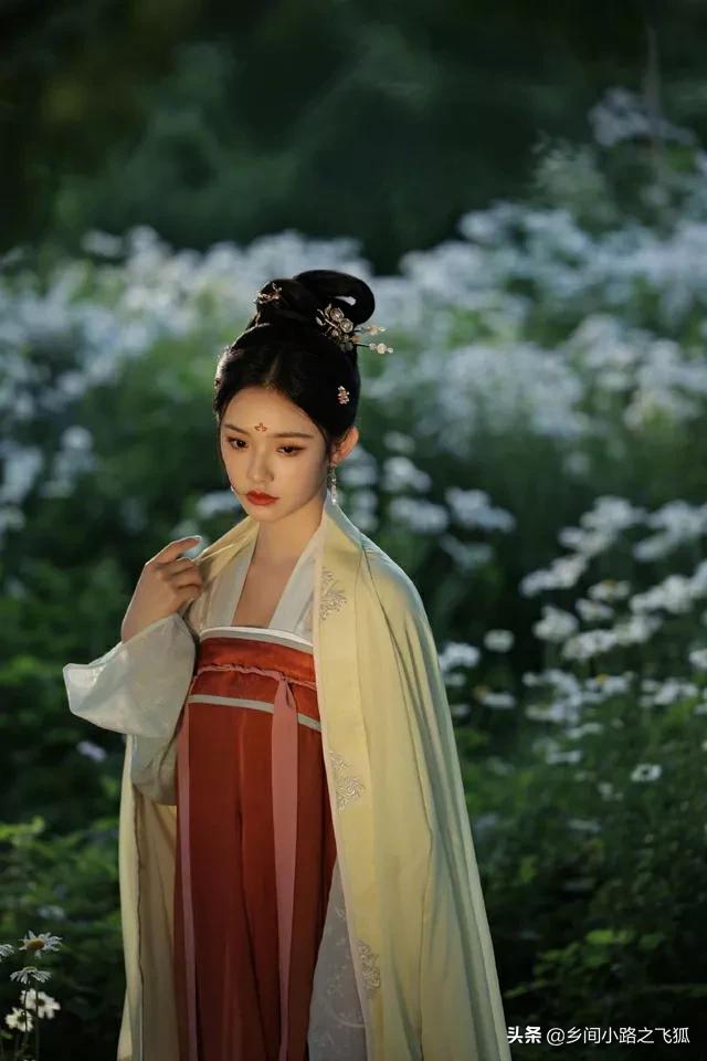 林允花间古装大片 轻纱摇曳好似仙女下凡