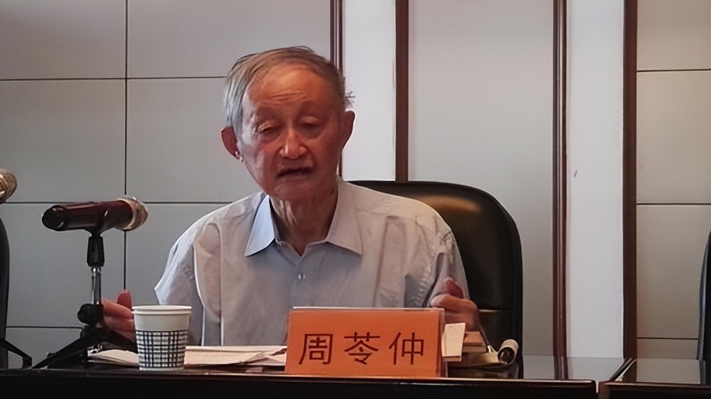 老贫农贪便宜娶二婚女大学生，家务全不会，8年后才知身份不简单