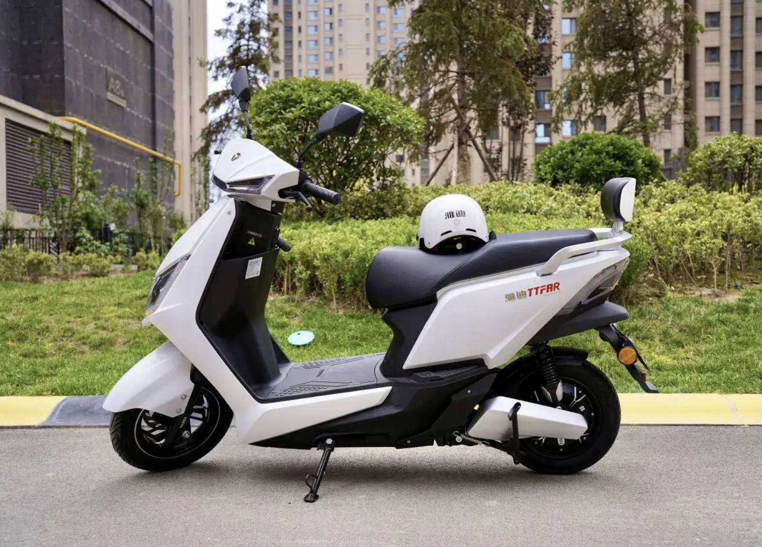 4000元级电动车,雅迪有皇冠能量e8,冠能t5,冠能q6等几十款,包括电动