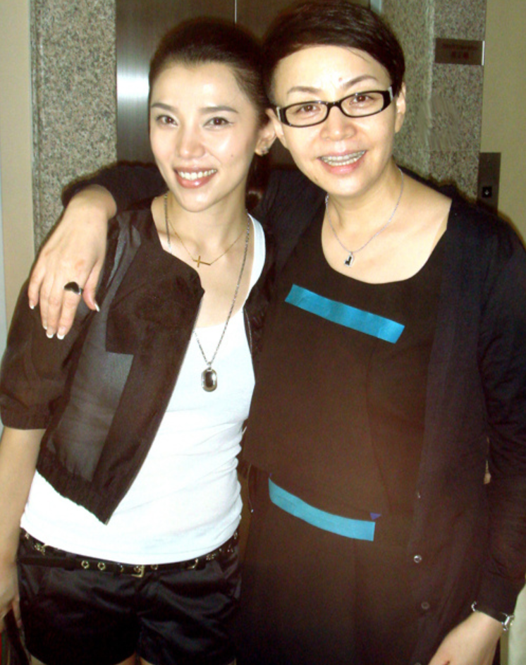 知名演员李佳璇：导演丈夫去世8年，与狗为伴，她的痴情让人泪目