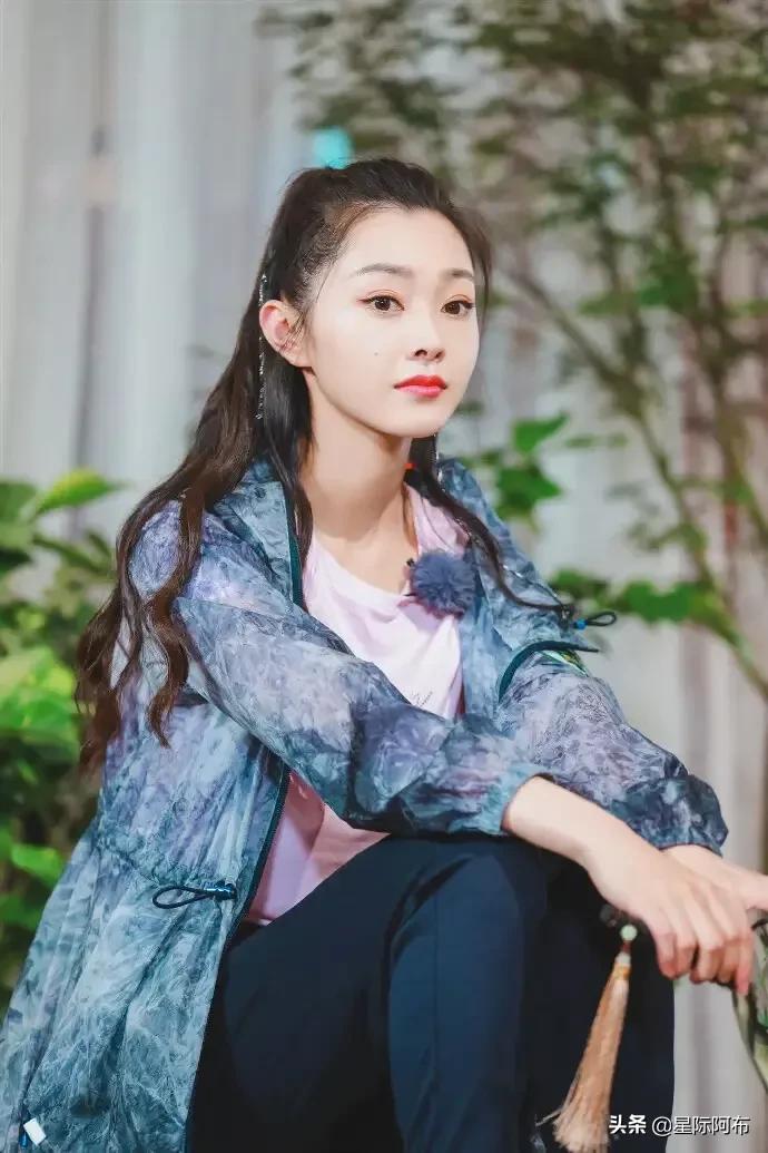 宋轶最迷人的当数她的眼睛。一双水汪汪的大眼睛，脉脉含情