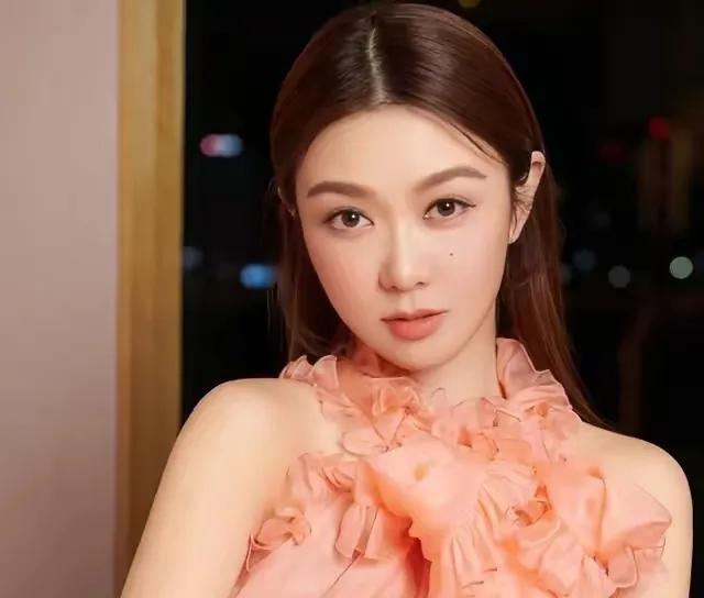 30岁以上还能演学生妹的女星，只服这5位，辨识度高不说，还灵动