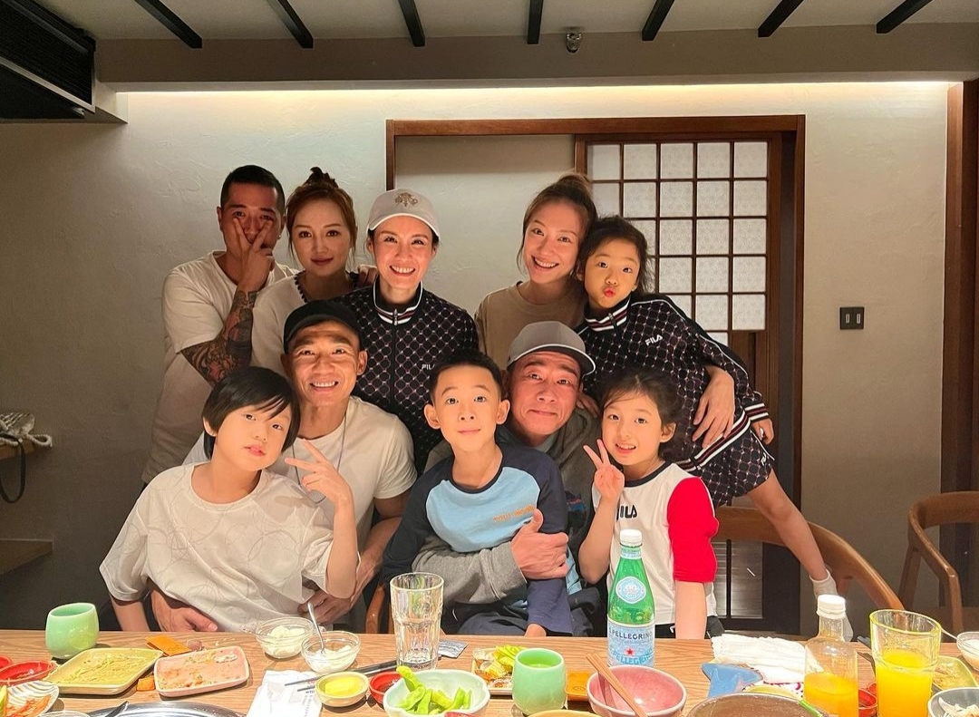 刘畊宏晒爸爸5聚会照，春哥一手抱Jasper一手抱小泡芙，笑容满足