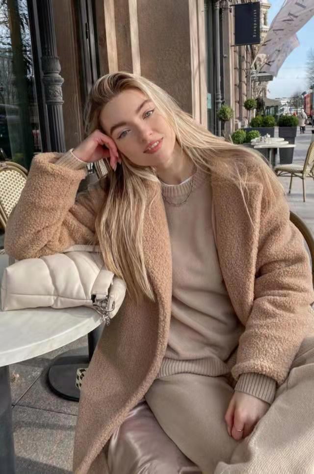 比驼色更好看的冬季颜色，爆款“奶茶色”，赶紧穿起来