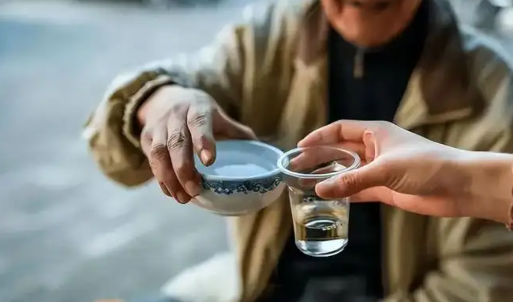 老年人喜欢喝酒不是坏事,只是尽量不要做以下3件事,看完不吃亏