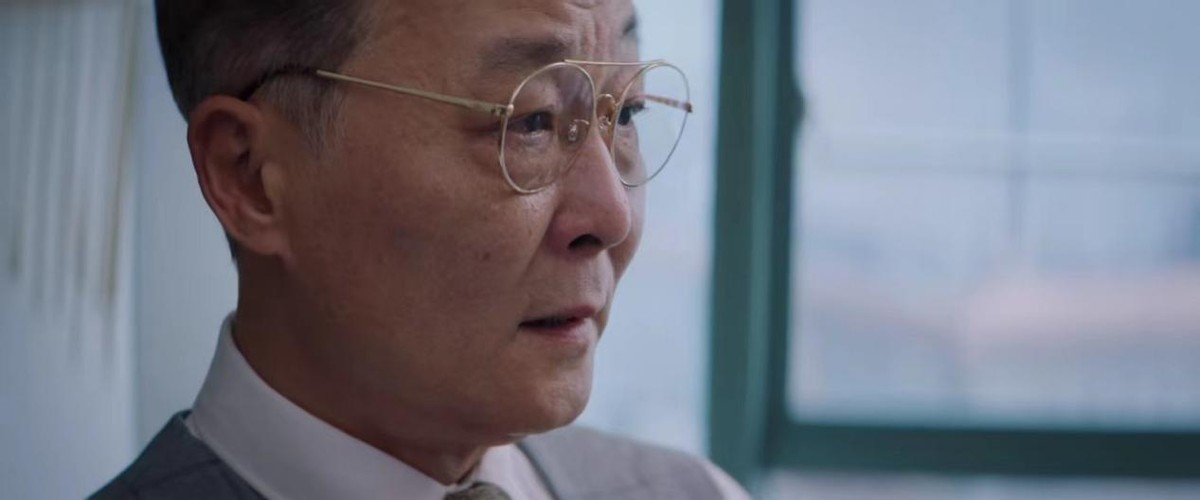 “晴格格”演酒店经理大变样，白衬衫丸子头气质足，49岁风韵犹存